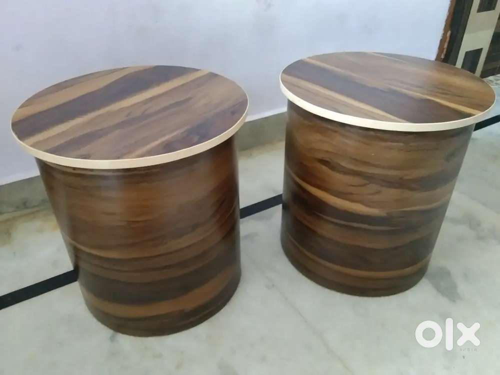 Laminate finish round table