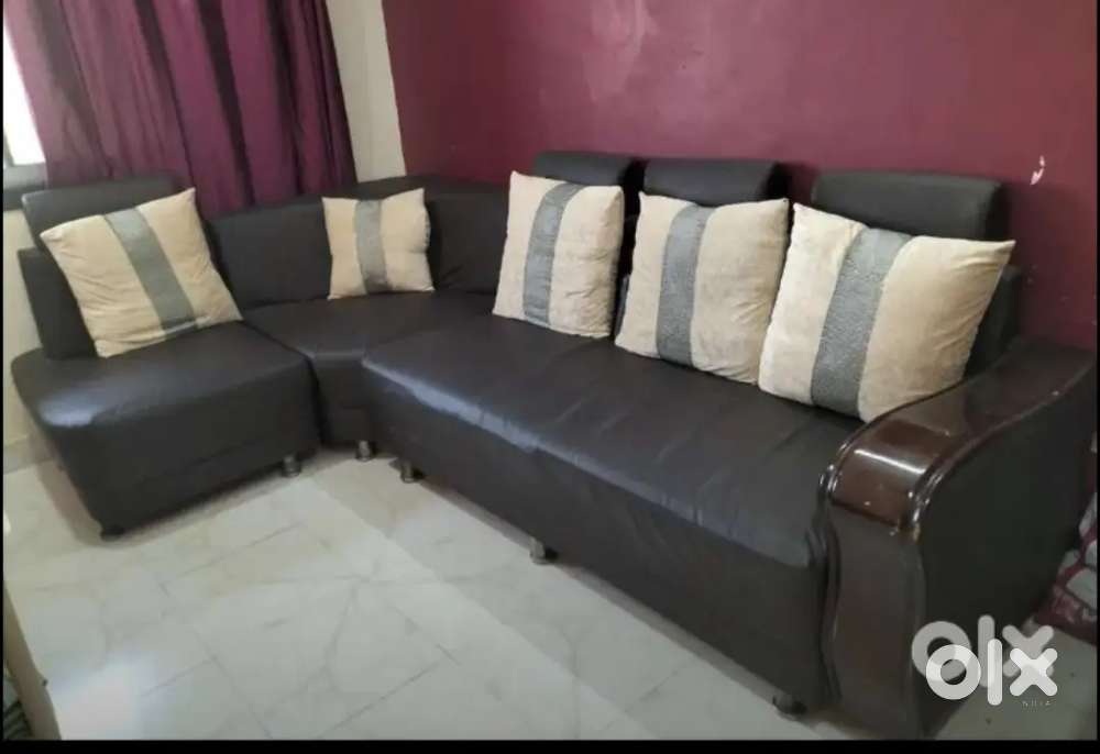 Sofa set with cutions in good condition