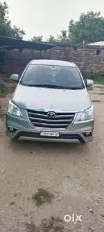 Innova 2015 model V version show room track