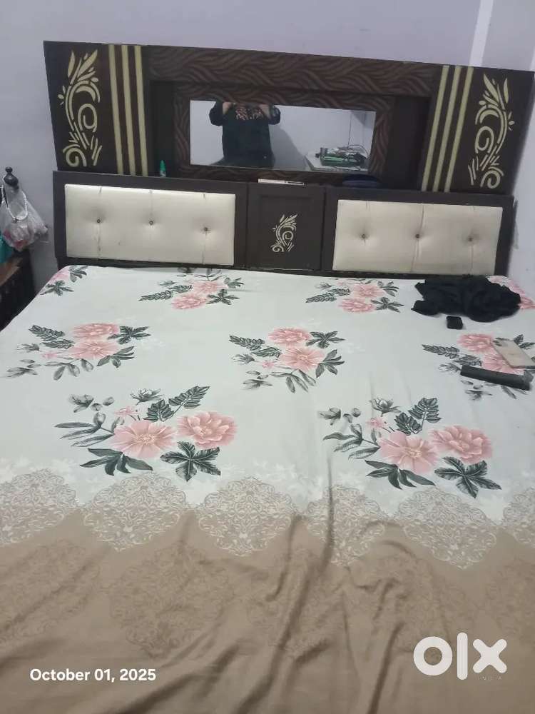 Double bed bahot achhi condition h with metress   ,
