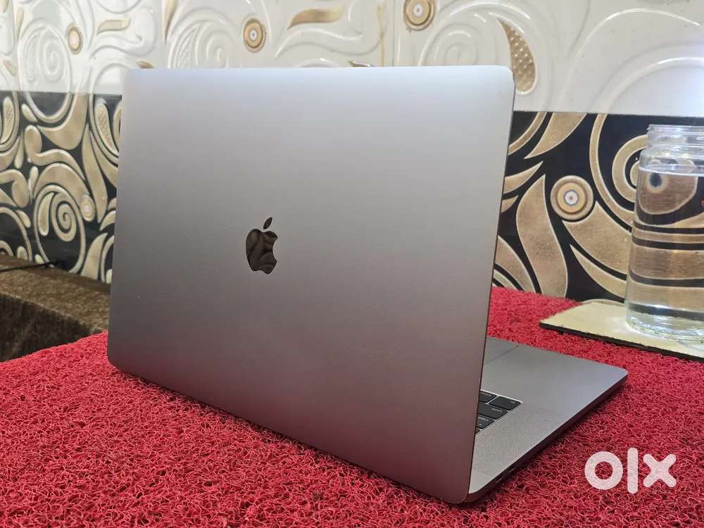 Apple Macbook Pro i9 16gb 512gb 5.5gb GRAPHICS 15inch Retina Touchbar