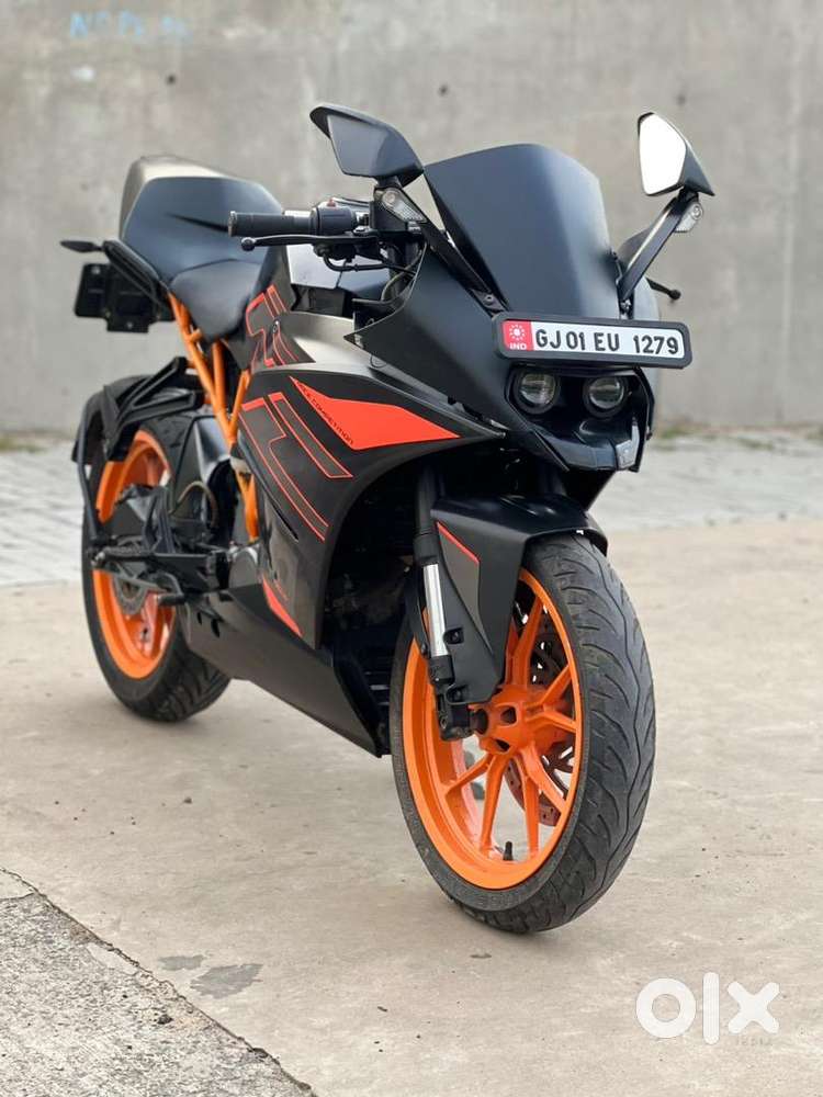 KTM RC 200 Showroom
