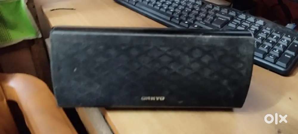 Sonodyne speakar 8 oms 100w and onkyo centre speaker 6oms 120w