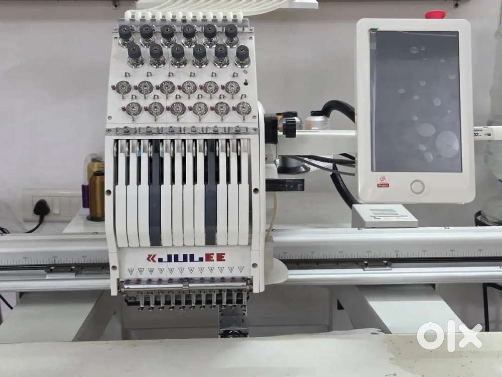 Computerised digital embroidery machine with software