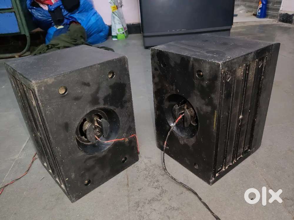 2 HITACHI SPEAKERS