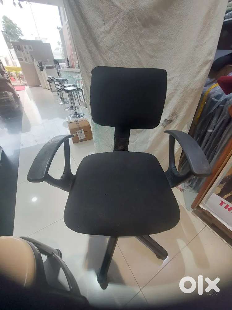 Office chair  achi condition ki hai majboot kam kar lenge thoda