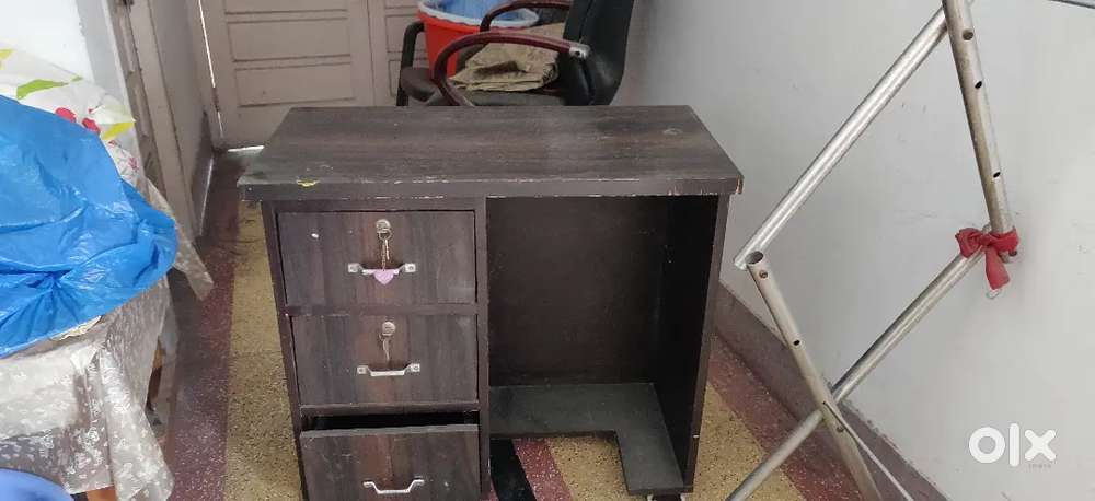 Table +4 chair