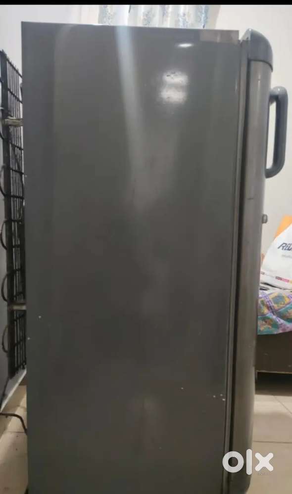 We have buy a new fridge so we have to sell this one and it in working