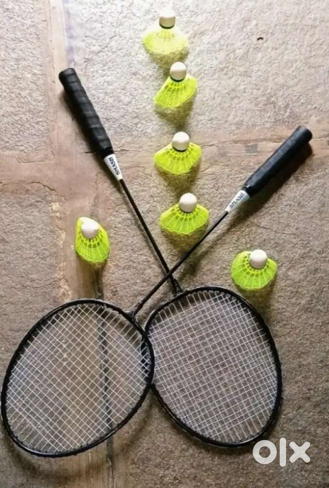 BADMINTON SET OF 2 PIECE WITH 6 PIECE PLASTIC SHUTTLE COCK