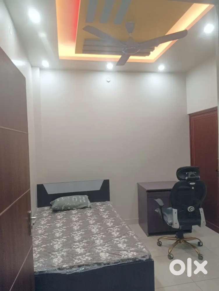 room available for girls student couple allowed