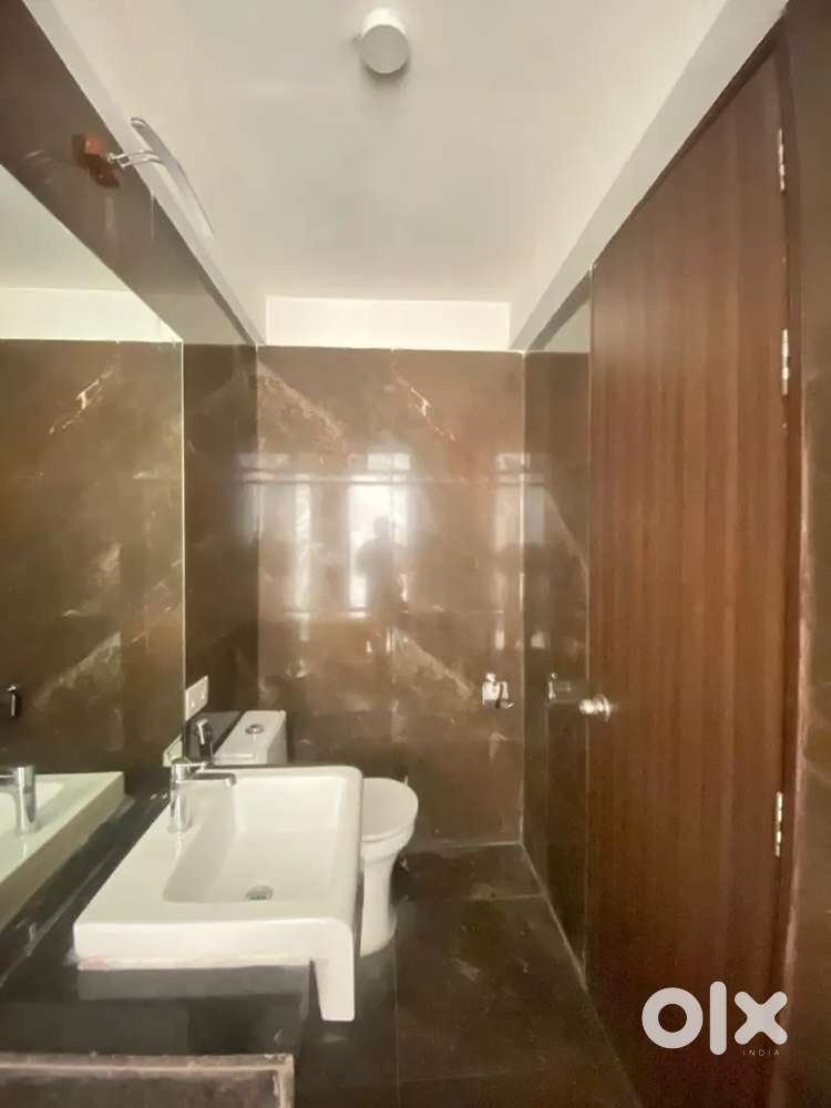 3BHK UNTOUCH FLAT PRIME LOCETION STATION MINUTES  WALKING