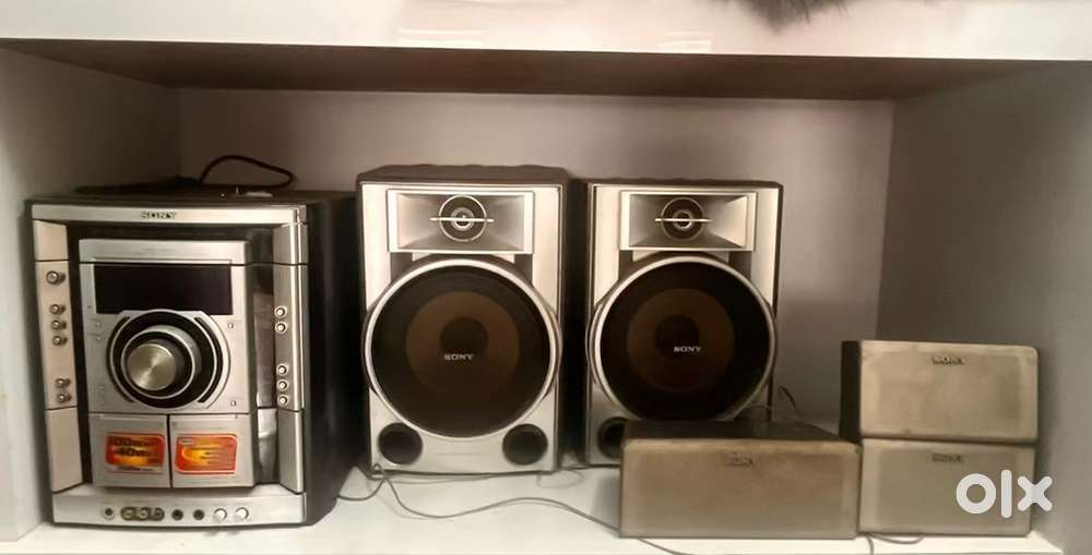 Sony cassate player with 2 speakers veey good consitiin