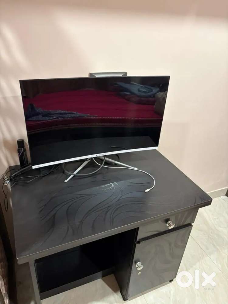 Sale of Zebronic Monitor and computer table