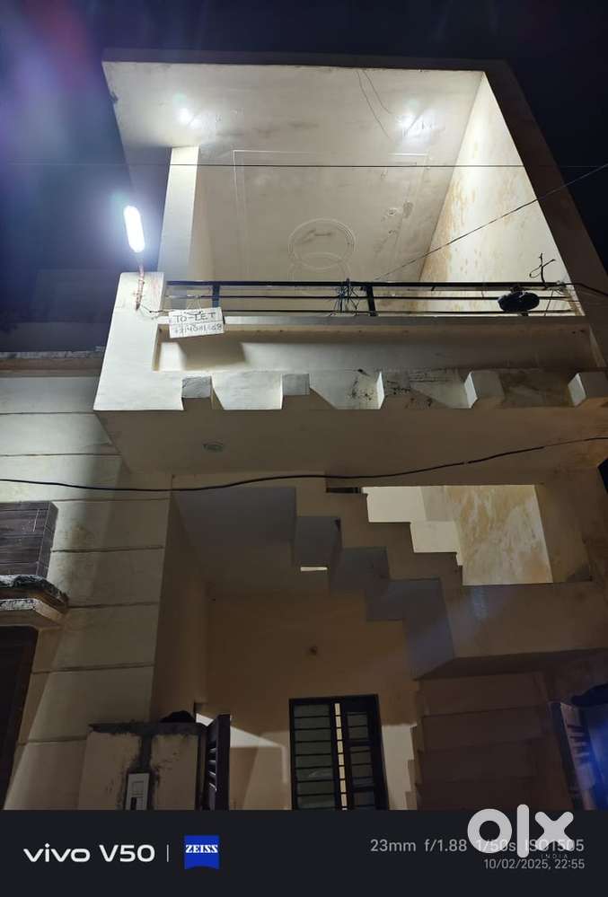 2 room set h ek hall h or balcony bhi h