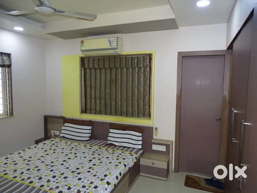 Beautiful 2 bhk full furnished flat near Yagnik Road