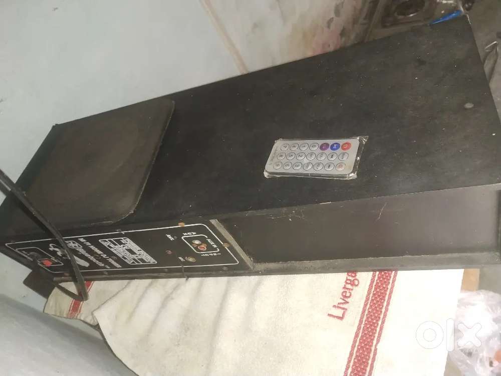 Very good condition tower speaker with good base
