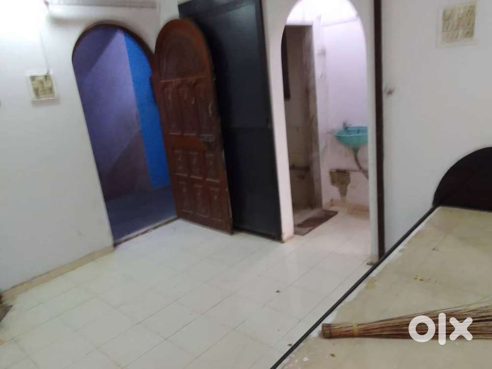 1 RK for Immediate Sell, price 44,00000. next to S.V Road Flyover Gore