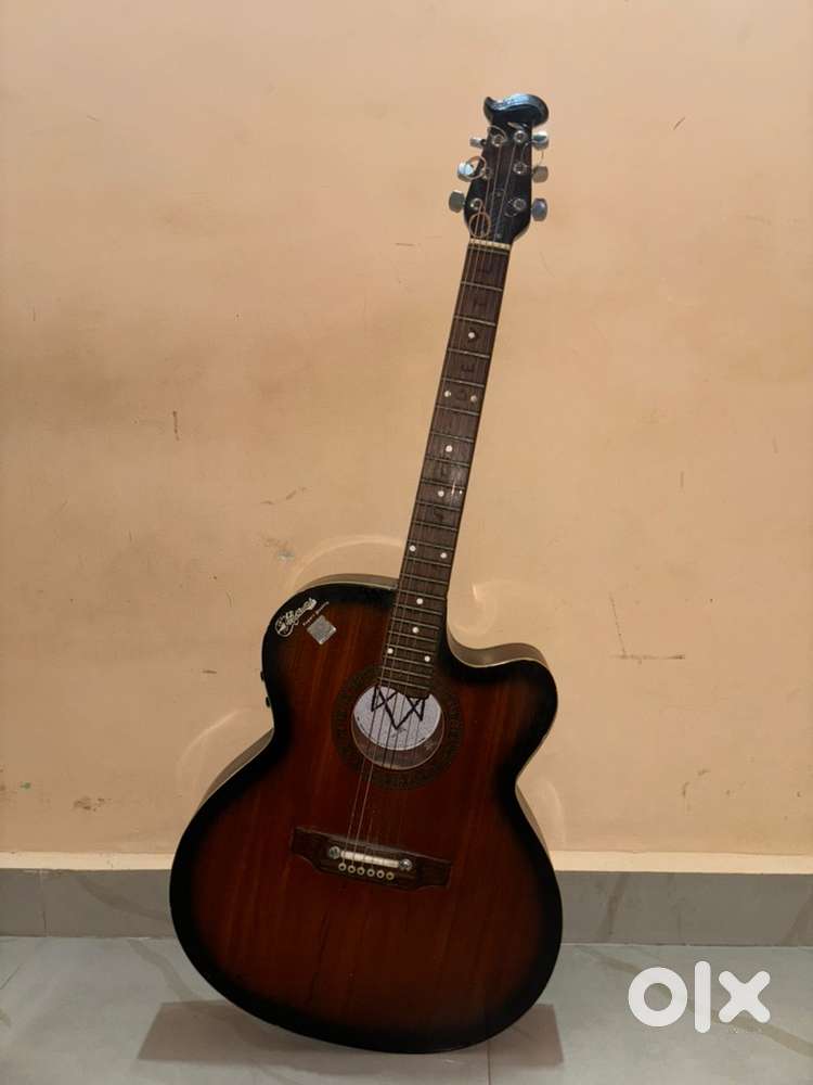 Acoustic guitar for urgent sell