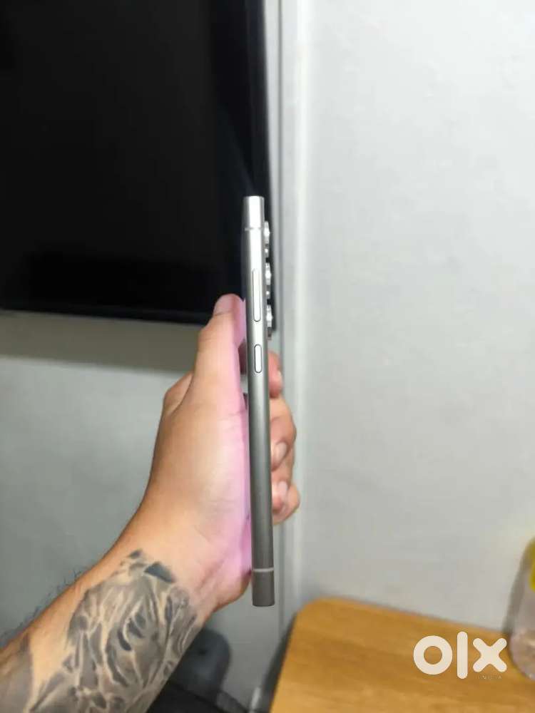 Samsung galaxy S24 ultra with all accessories