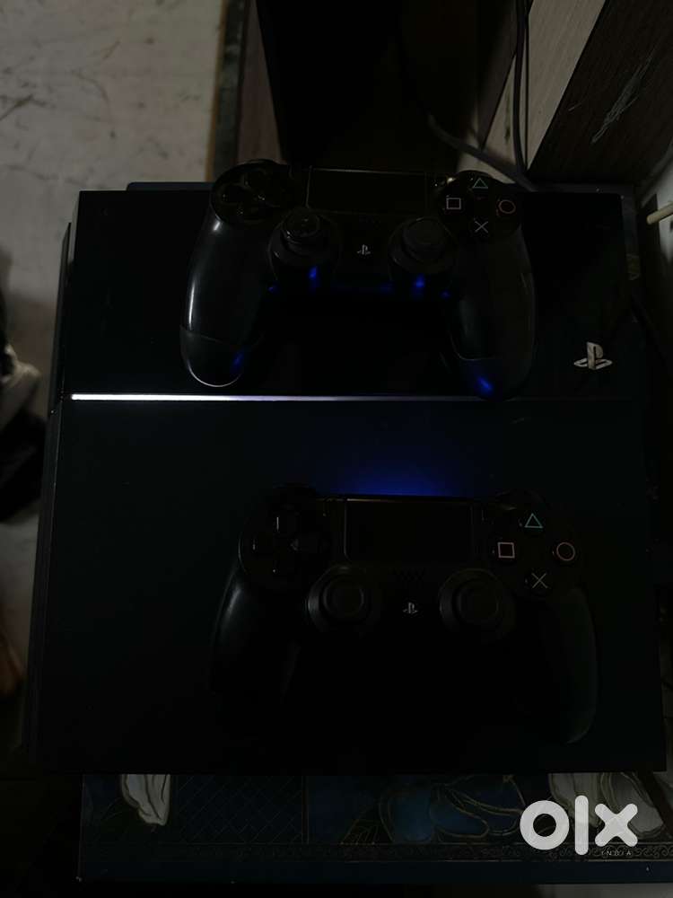 PS4 pro 4K 1 TB + 2 dualshock controllers + trending games