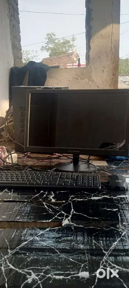 Gaming Pc 8 GB 256 GB 19 inch monitor