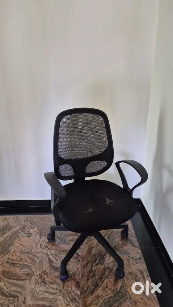 Rolling computer chair in good quality