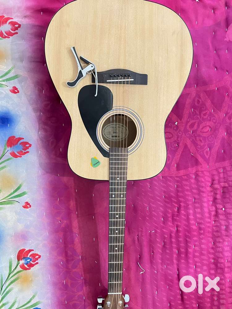 Yamaha F280 Acoustic Guitar  Excellent Condition  With Bag & Capo