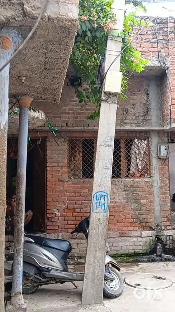 Purana chabutra per makan hai