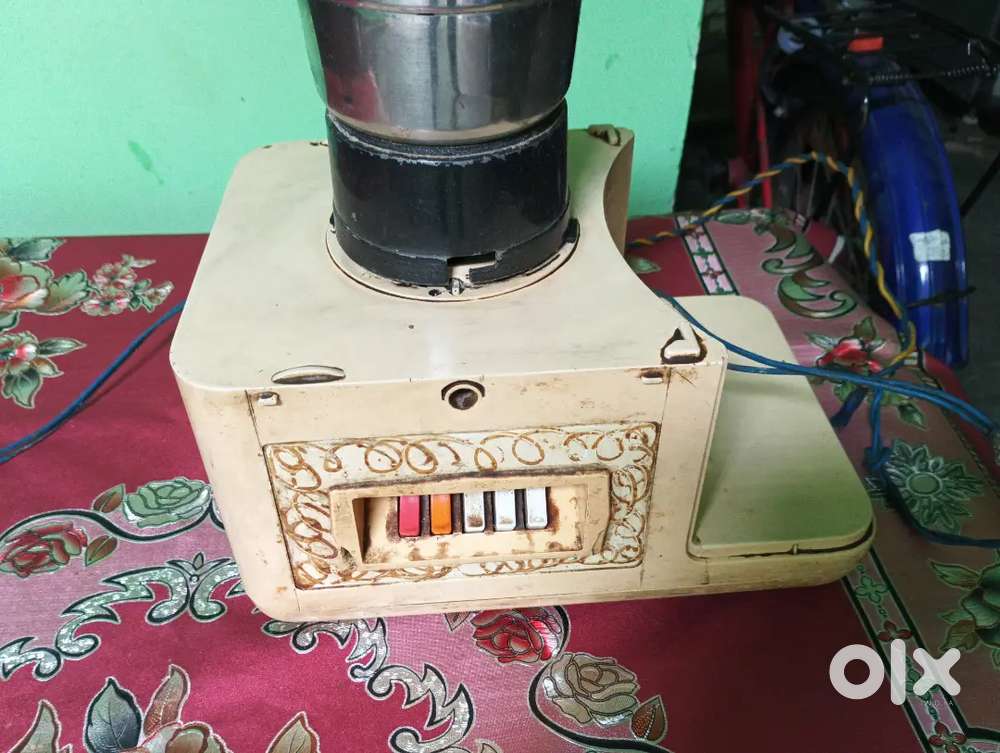 Chalti hui mixer hai with jar