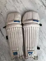 2 Pairs of Batting Pads in Good Conditions