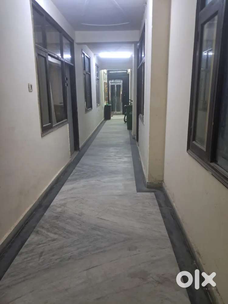 Bliss Heights Noida Expressway ke kareeb hai. 

Sector 104