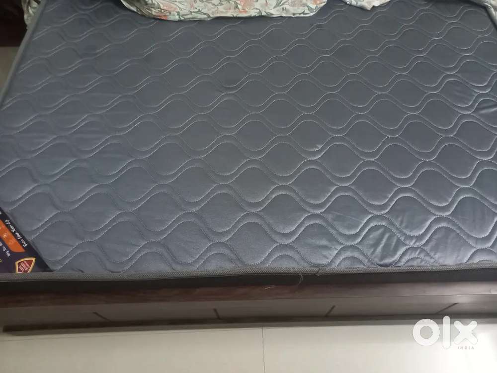 New 4 months old mattress double bed queen size 6 ×5