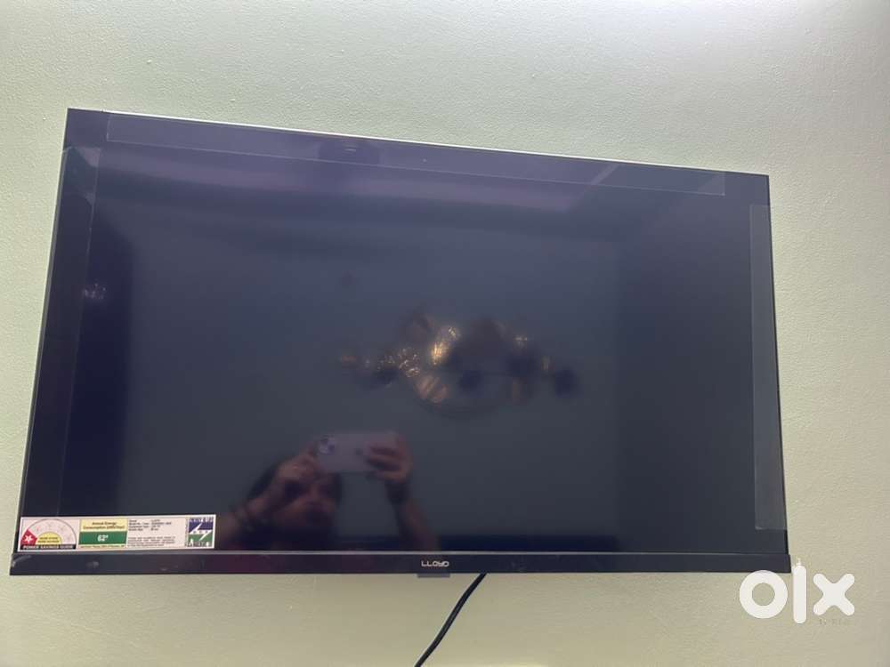 32 inch one month old tv