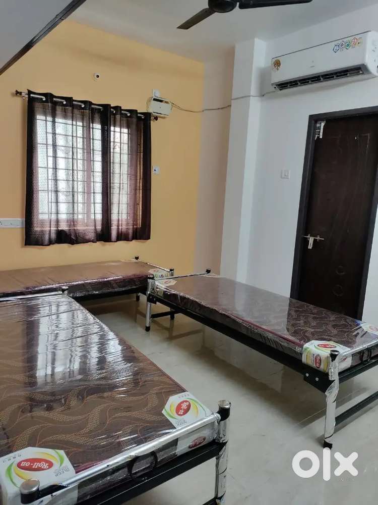 Sharing room for female nearby Vandalur railway station