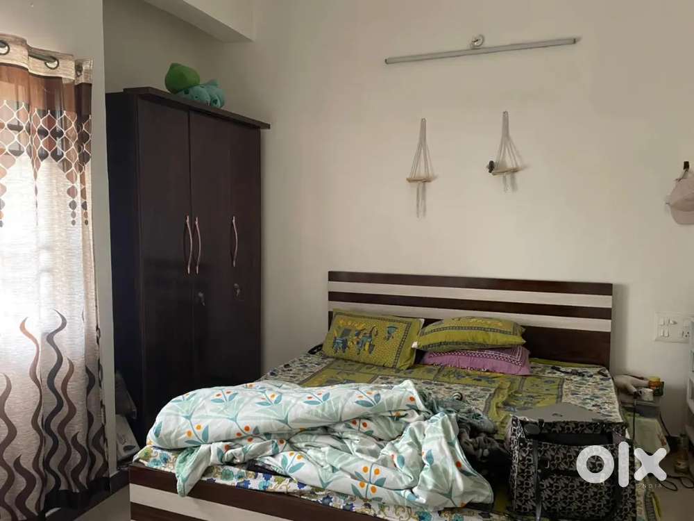 For female flate mate