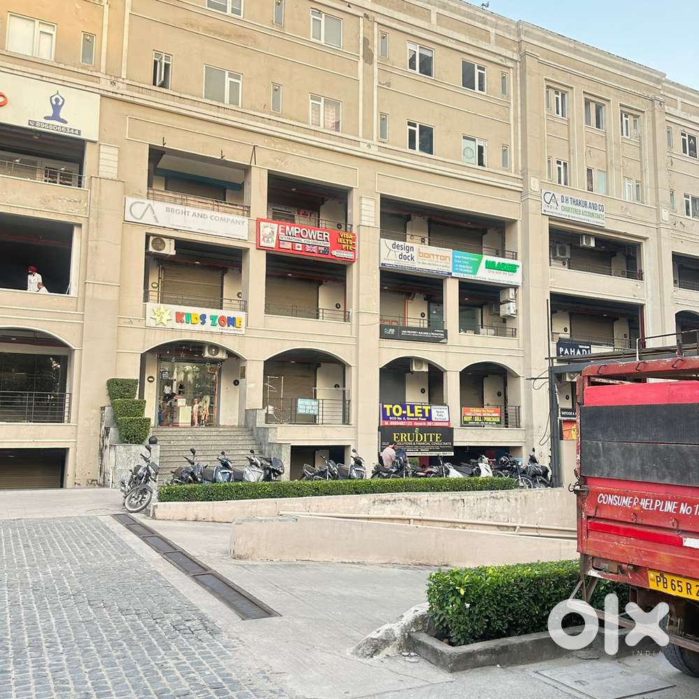 SHOWROOM 920sqft (Ground Floor)in CCC