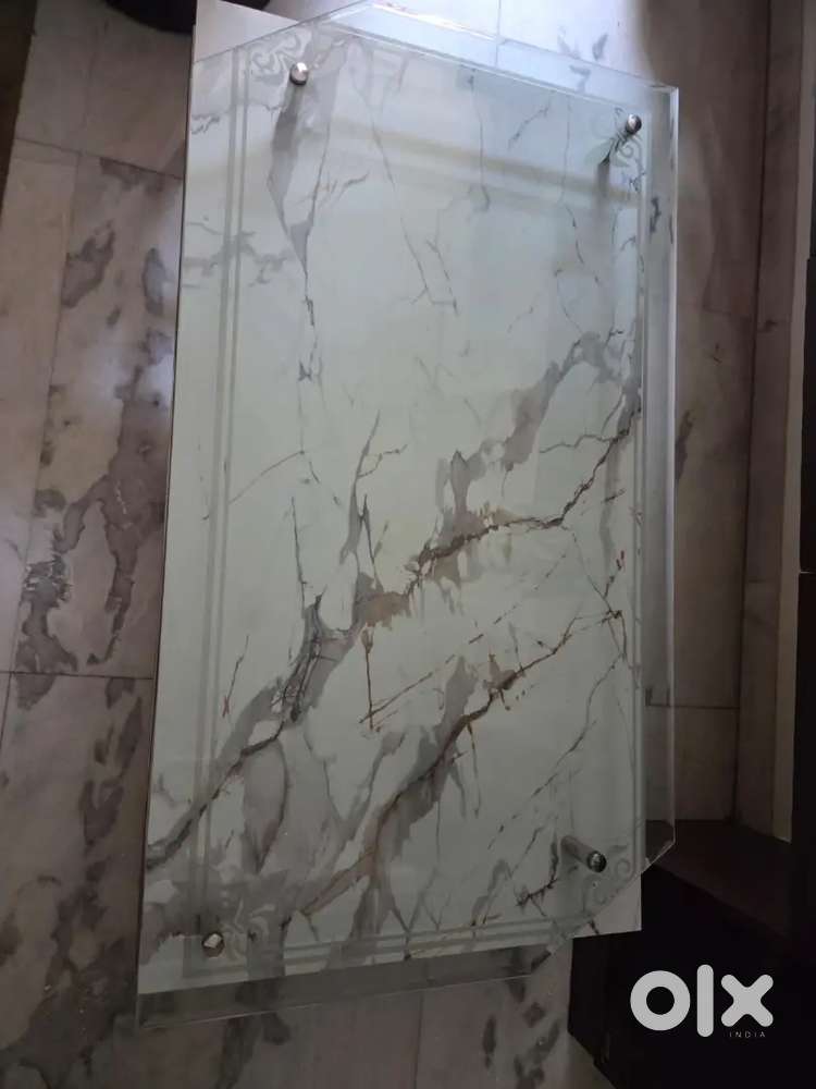 Toghned glass centre table