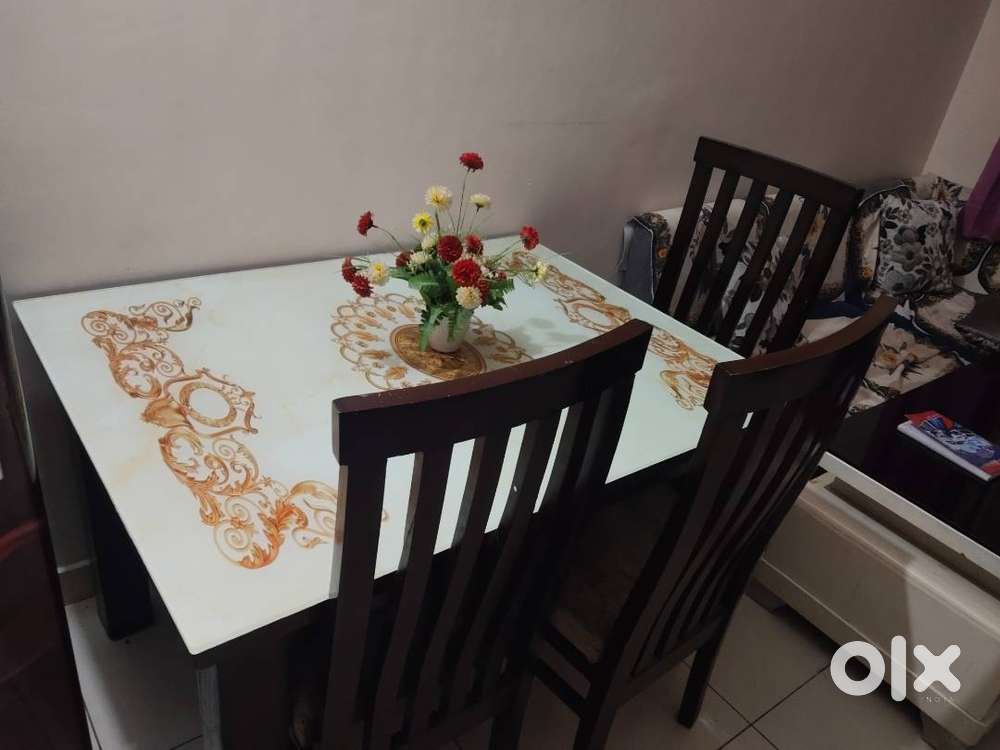 Dinning table with four chair