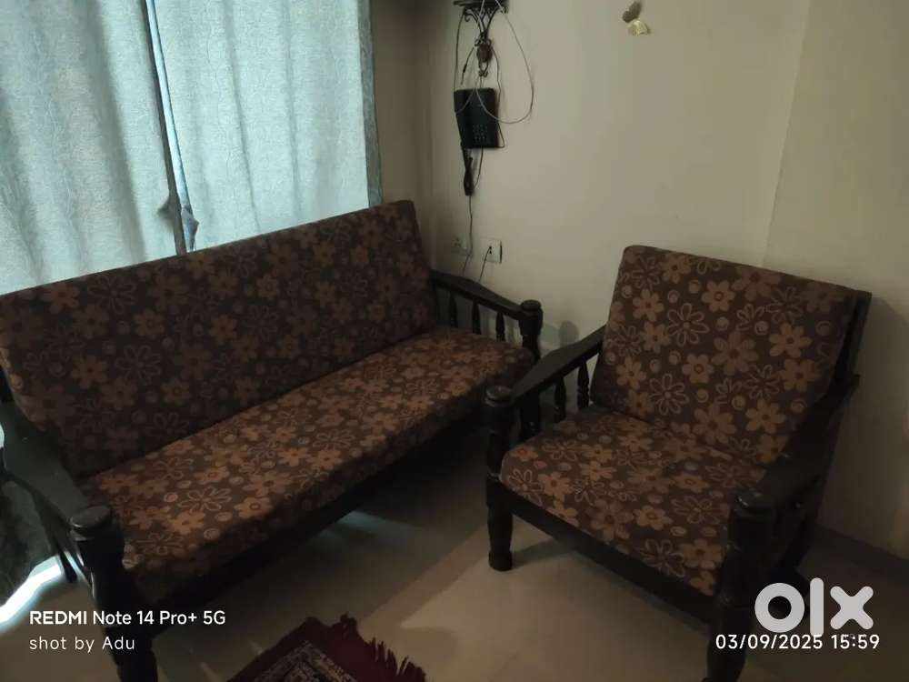 Furniture.sofa. And 2 chairs for sell.who need dm me
