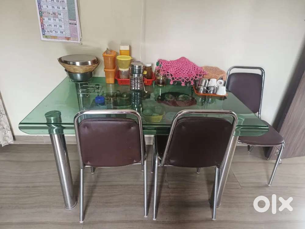 Dining Table with 4 chair Best Condition