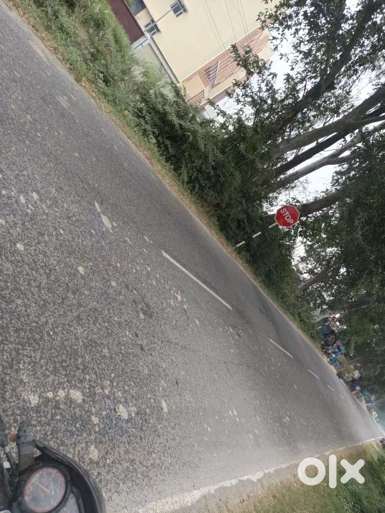 हरदोई से सीतापुर रोड निकट मेडिकल कॉलेज गौराडांडा मुख्य सड़क पेबिकाऊ है