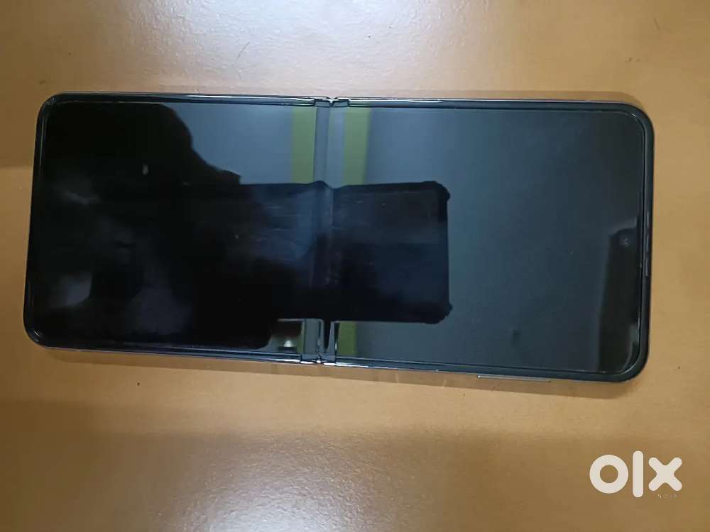 Samsung Z Flip 4 ;One years 2 days; with Bill and all accessories