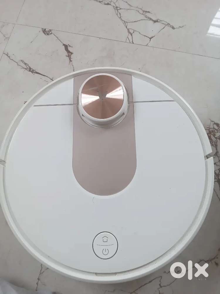 Vacuum cleaning robot