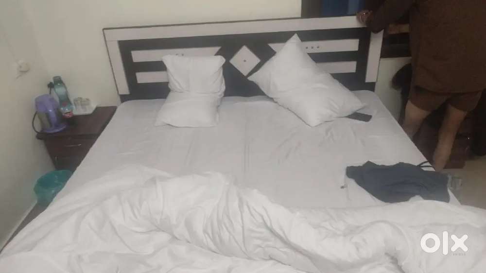 ROOM ON RENT GIRLS ONLY FURNISHED ROOM RO WATER GYSER ATTACH BATHROOMS