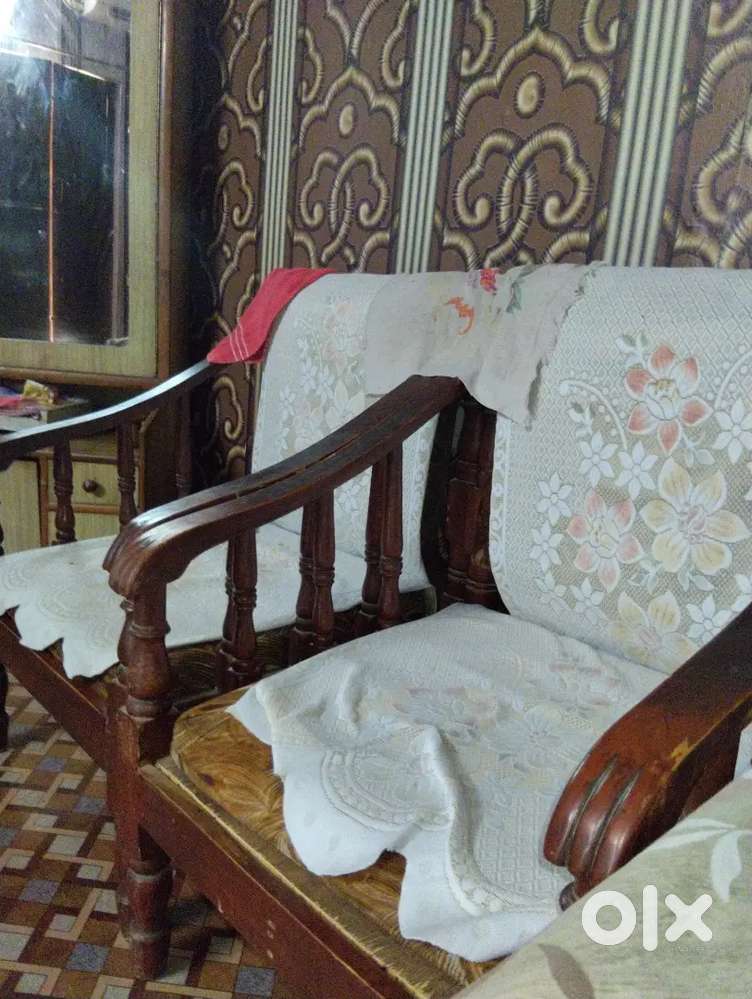 5seater sofa and dressing table 5000 sofa and 2000 dressing table
