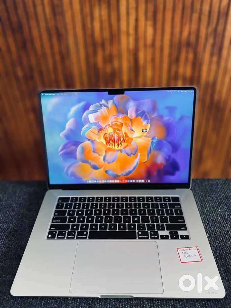 MacBook Air (15-inch, apple M2 chip 2023,8/256 SSD)