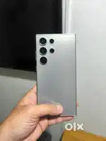 Samsung's galaxy S24 ultr with all accessories