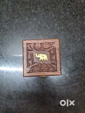 Wooden jewellery box for small jewellery items
