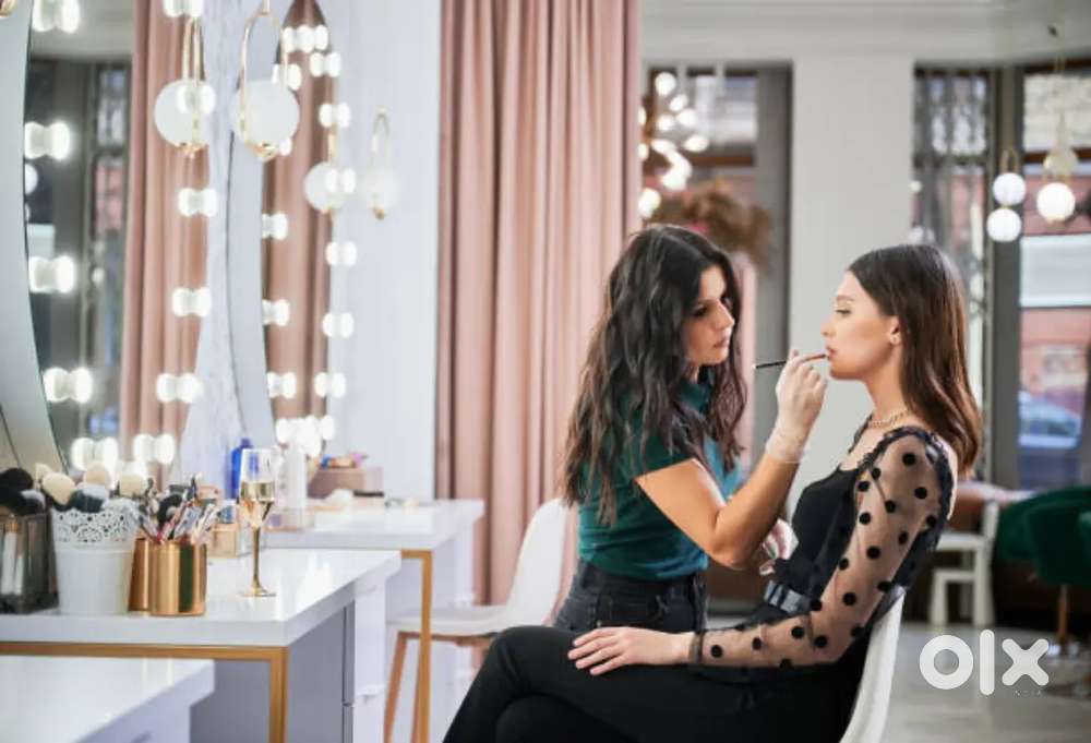 GOOD OPPORTUNITY #UNISEX SALON MAKEUP VACANCY AVAILABLE .