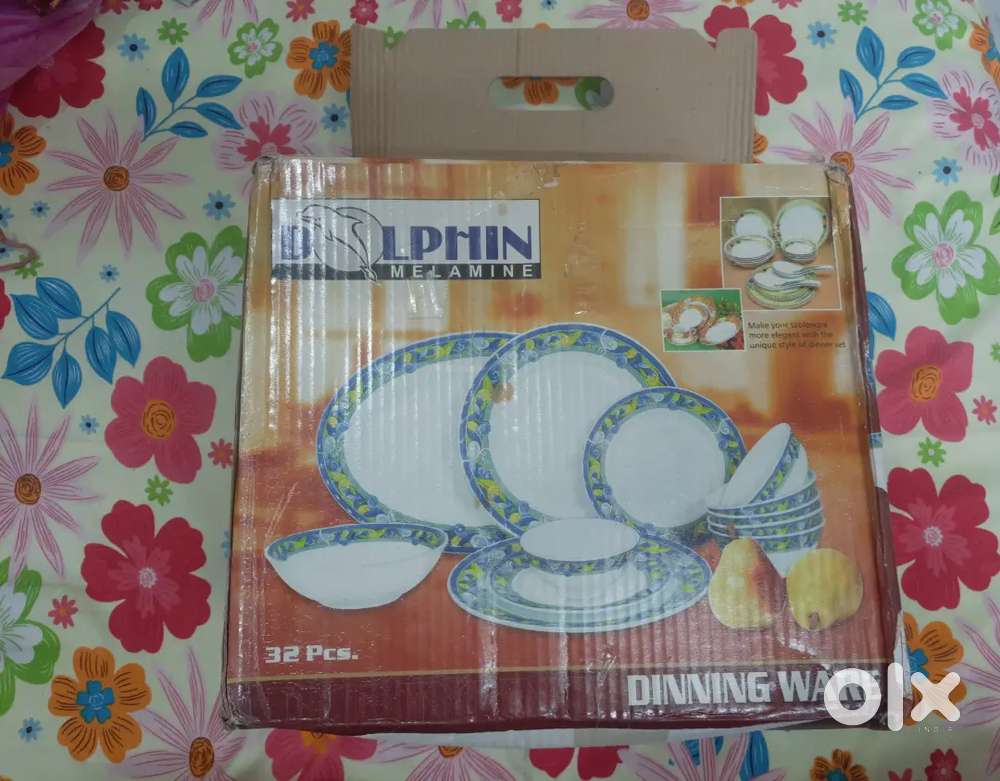 DOLPHIN MEALMINE Dinnerware Set – Like New (32 Items)